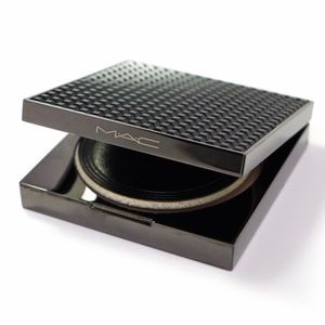 MAC Sheer Mystery Powder in Dark